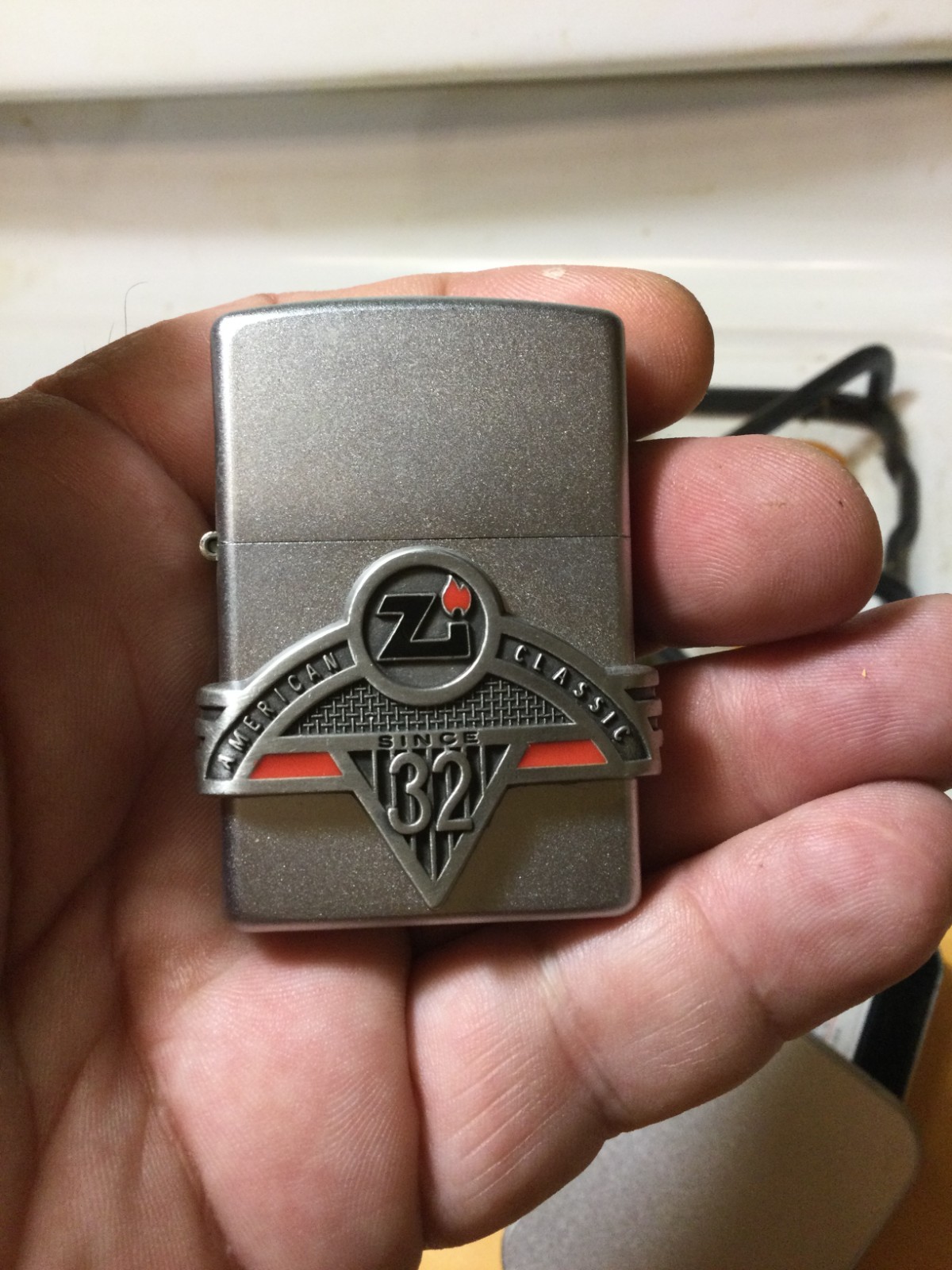 ZIPPO 2001 AMERICAN CLASSIC SINCE 32 PEWTER EMBLEM ON BRUSHED CHROME IN BOX