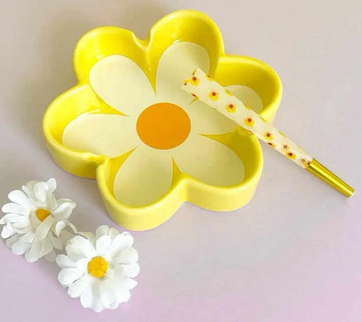 Canna Style Ashtray Daisy Flower Retro Porcelain Yellow Blunt Joint Girly 4.75″