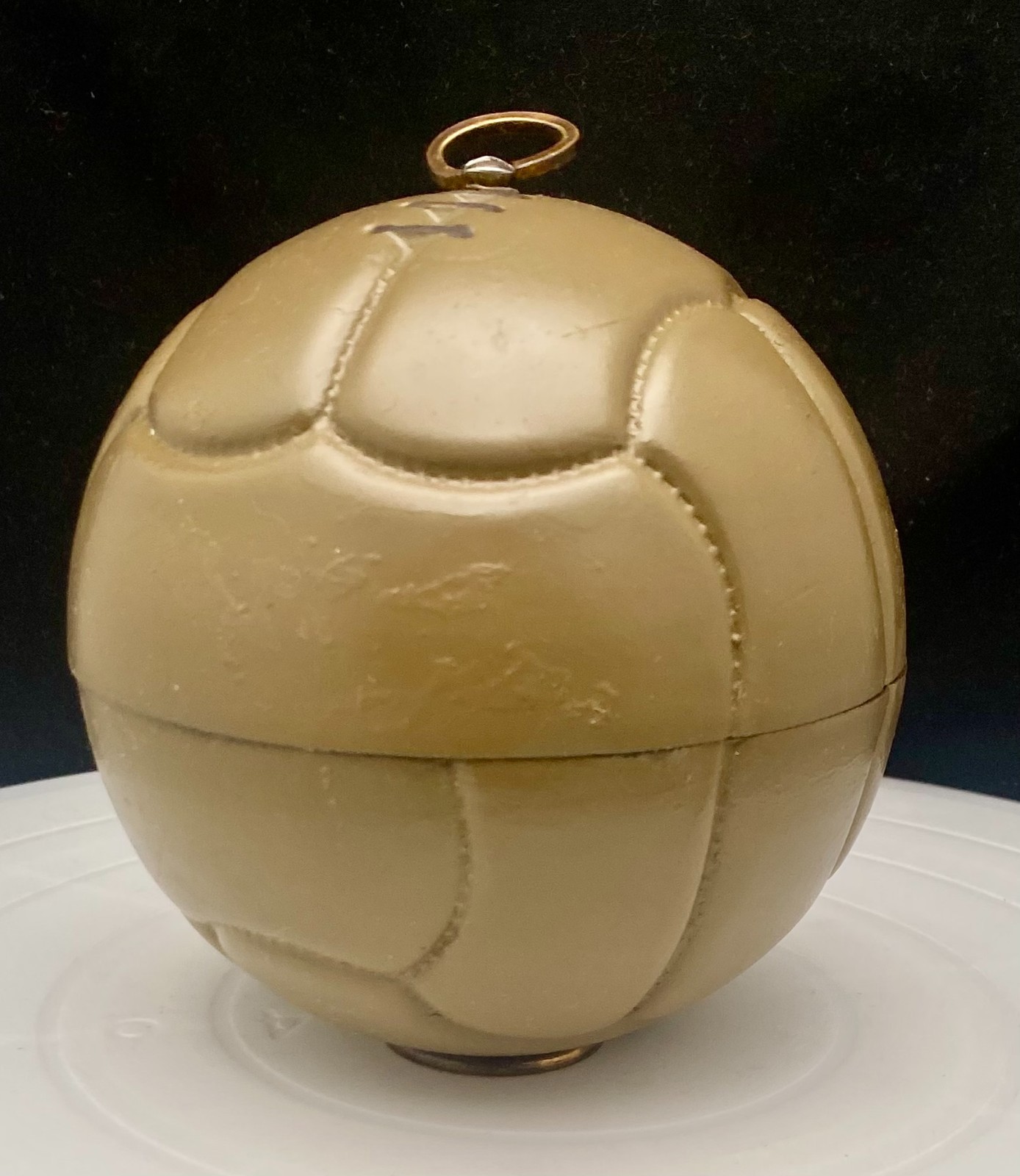 VTG MCM ROUND BRASS POP-UP CIGARETTE DISPENSER STAND, SOCCER BALL SHAPE, c1955 g