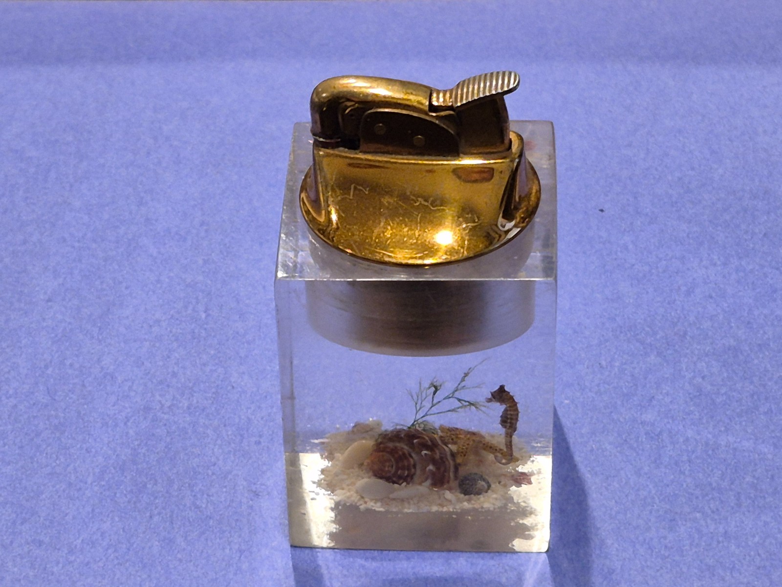 VINTAGE MCM 1950s EVANS LUCITE GOLD COLOR TABLE LIGHTER SEAHORSE SHELL STARFISH