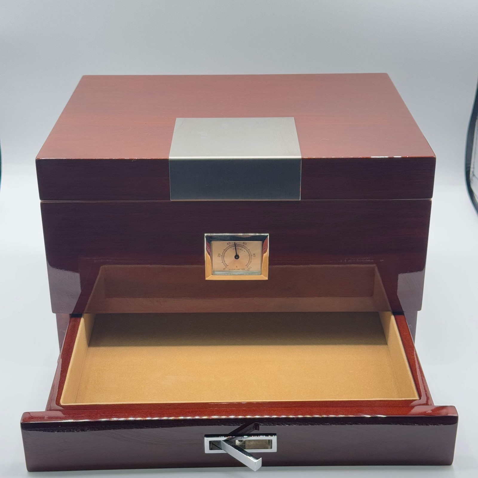 Bey Berk Lacquered 60 Cigar Box Brown With Hygrometer