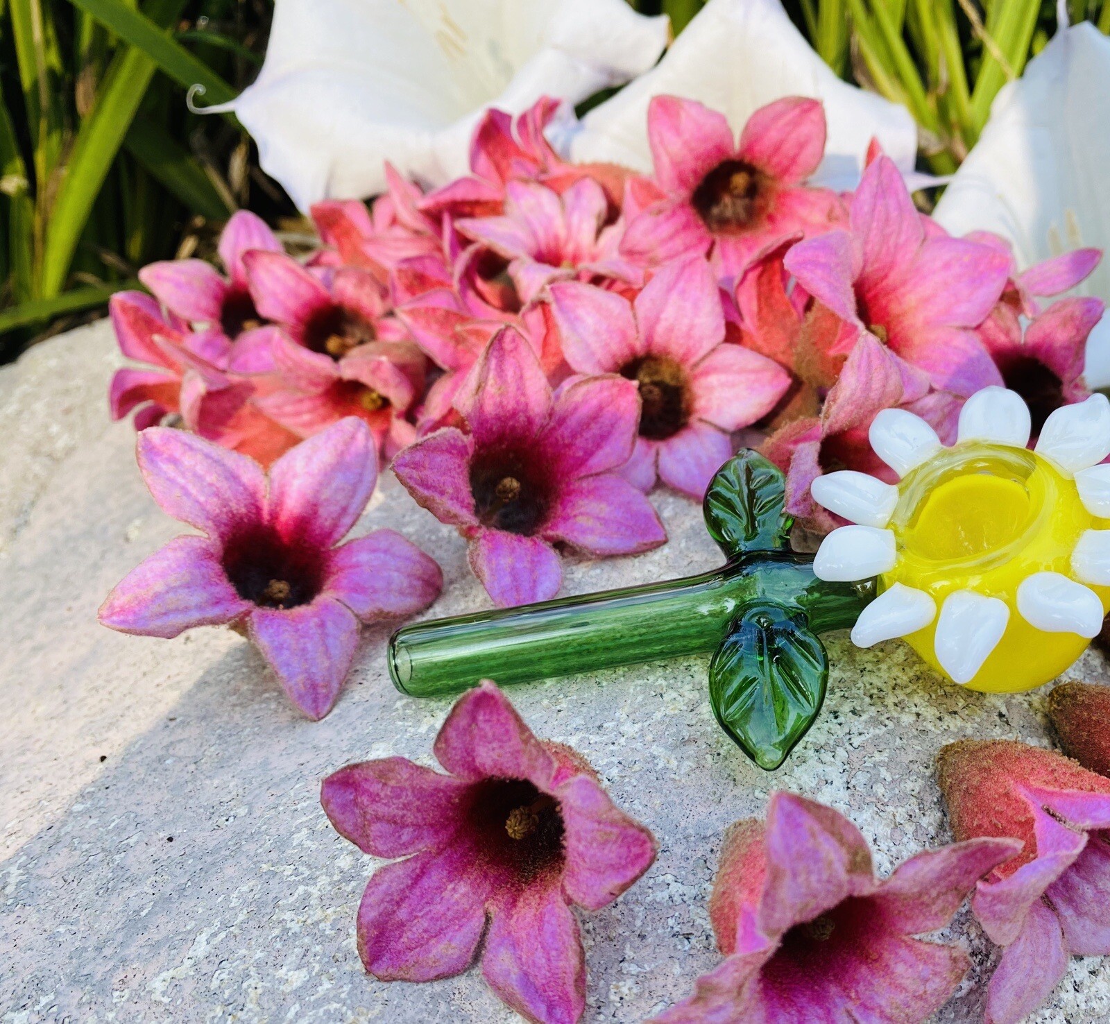 Daisy Flower Smoking Glass Pipe, Tobacco Glass Pipe (Handmade)
