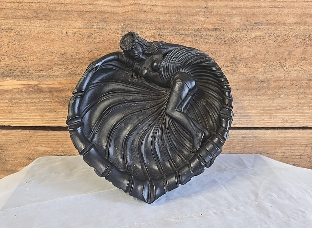 Vintage Large Coco Joe’s Ashtray Made In Hawaii Black Lava Volcanic Ash 1960-80.