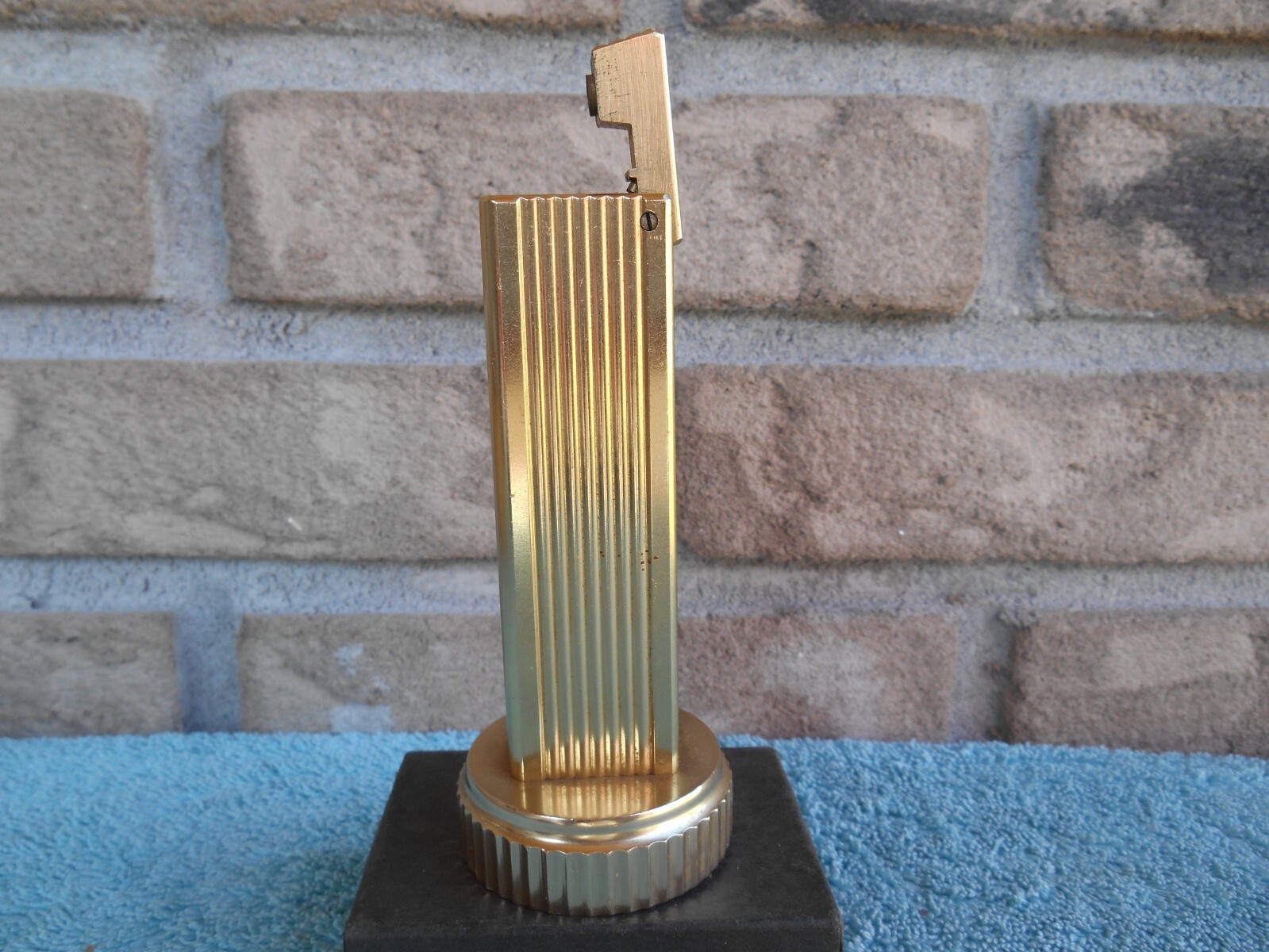 VINTAGE CYGNUS LIFT ARM TABLE LIGHTER WORKS WITH SWANK CLOCK. WIND STEM MISSING