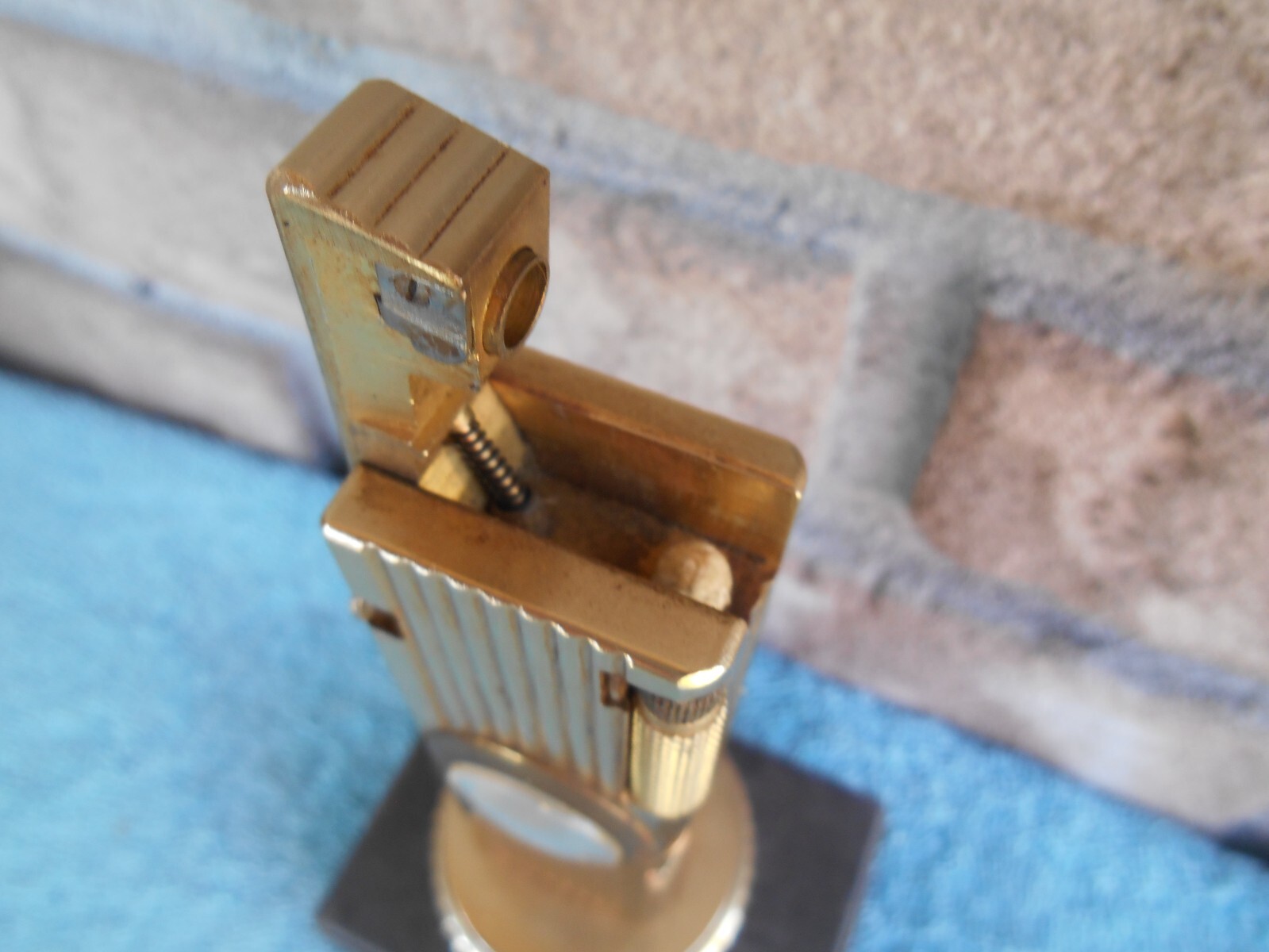 VINTAGE CYGNUS LIFT ARM TABLE LIGHTER WORKS WITH SWANK CLOCK. WIND STEM MISSING