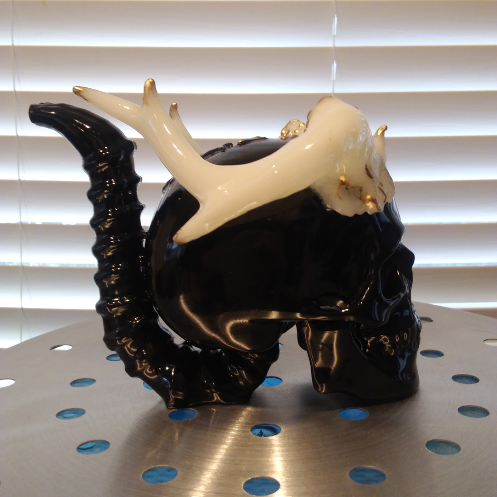 Skull Bong Bubbler – Glow in Dark Antlers – Deer King