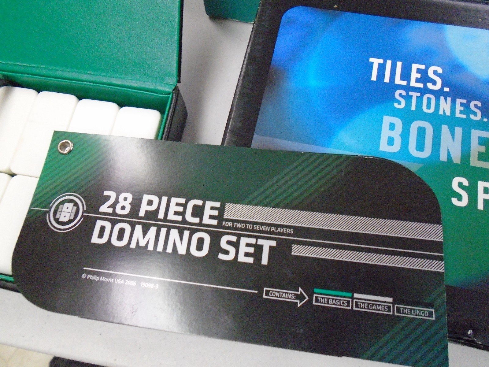 28 PIECE DOMINO SET MARLBORO MENTHOL BRANDED DOMINO BOX SLEEVE & INSTRUCTIONS