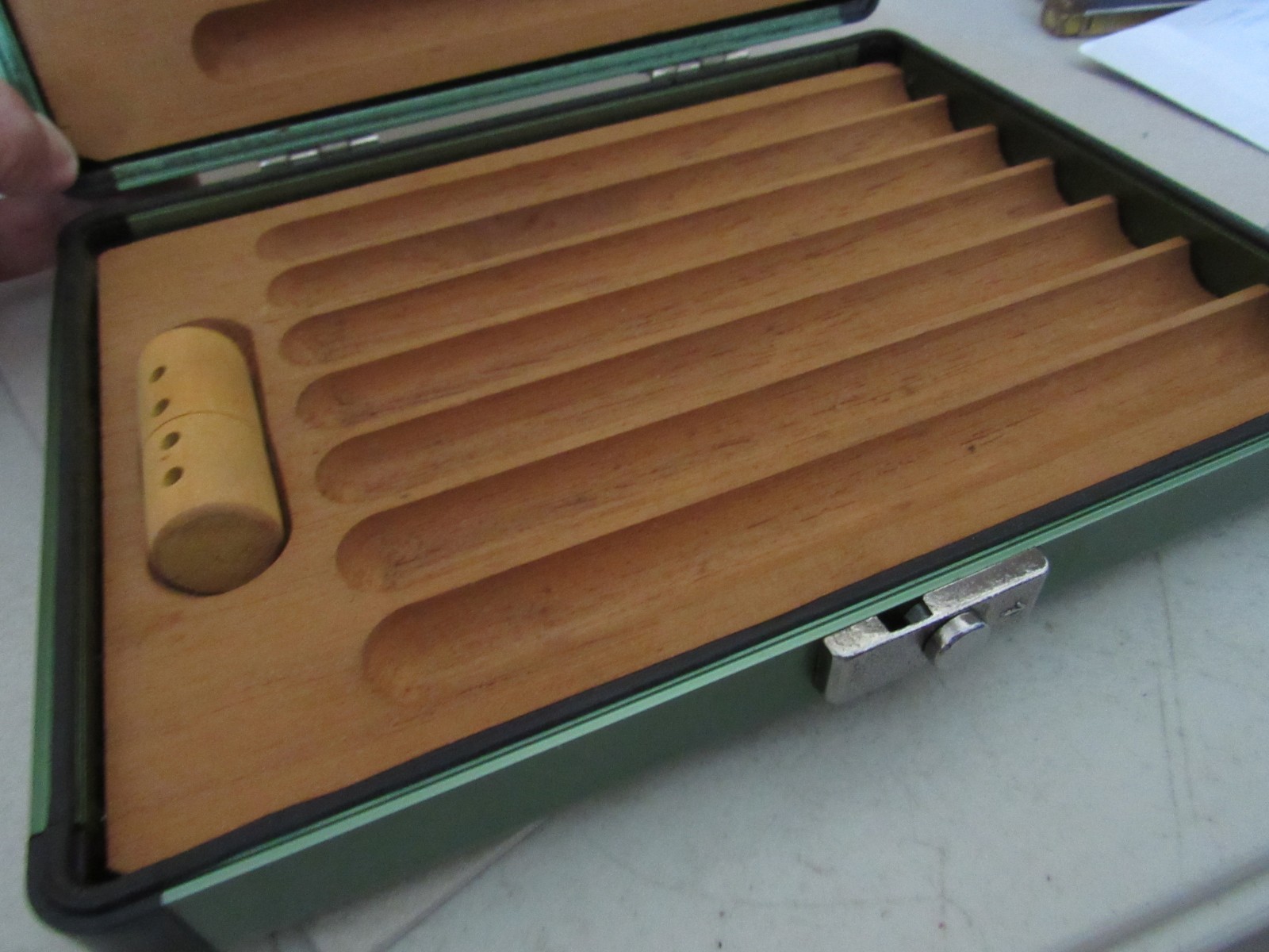 ALUMINIUM TRAVEL CIGARS HUMIDOR INLAID CEDAR NEW ON CASE LIGHT GREEN ANODIZED