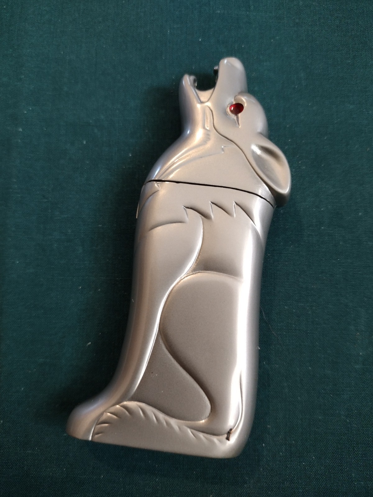 Vintage Novelty Butane Lighter Refilable howling wolf light grey case