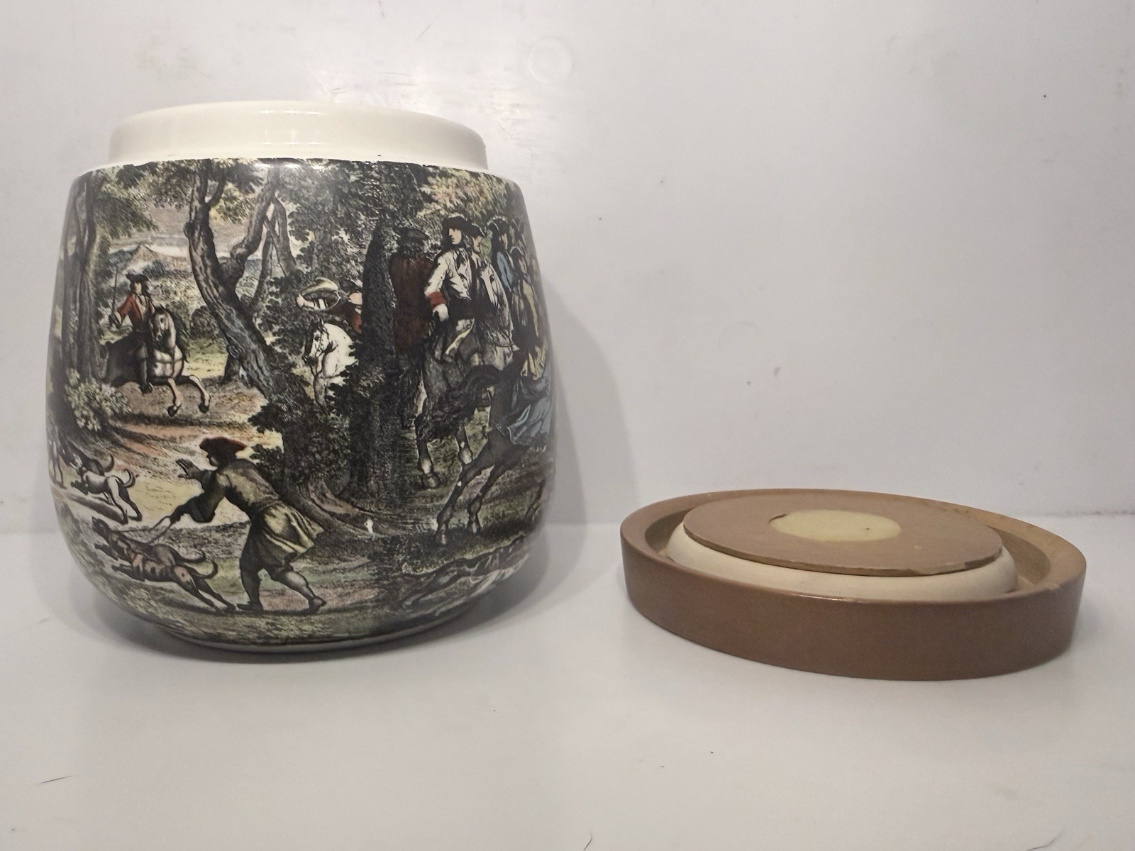 HUMIDOR TOBACCO CERAMIC JAR w/ WOOD SEALING COVER- HUNTING SCENE made in ITALY