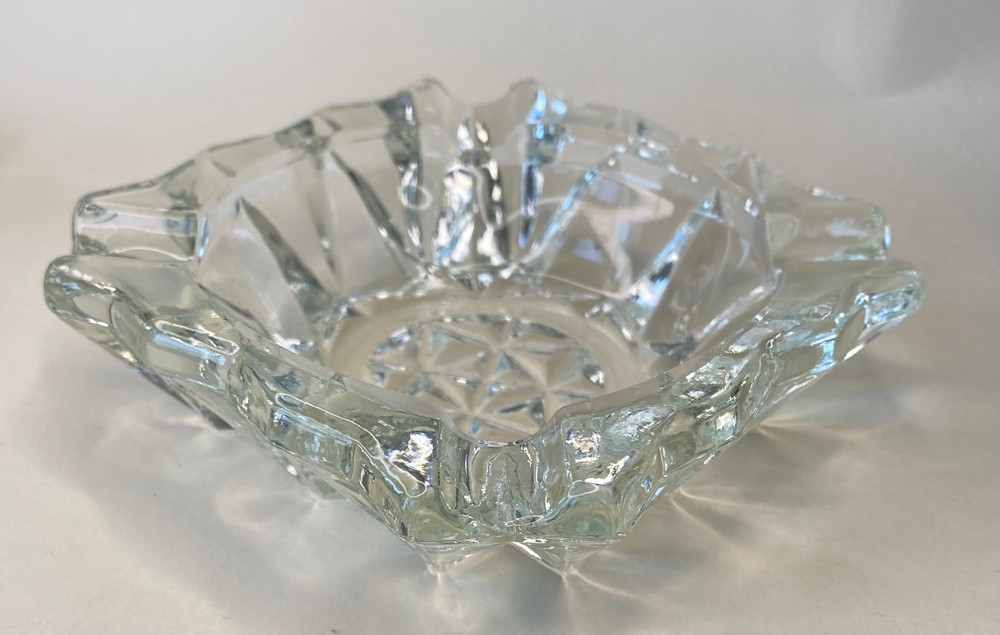 Cendrier vintage verre transparent 1960 – Forme carrée festonnée diamantée 11,4