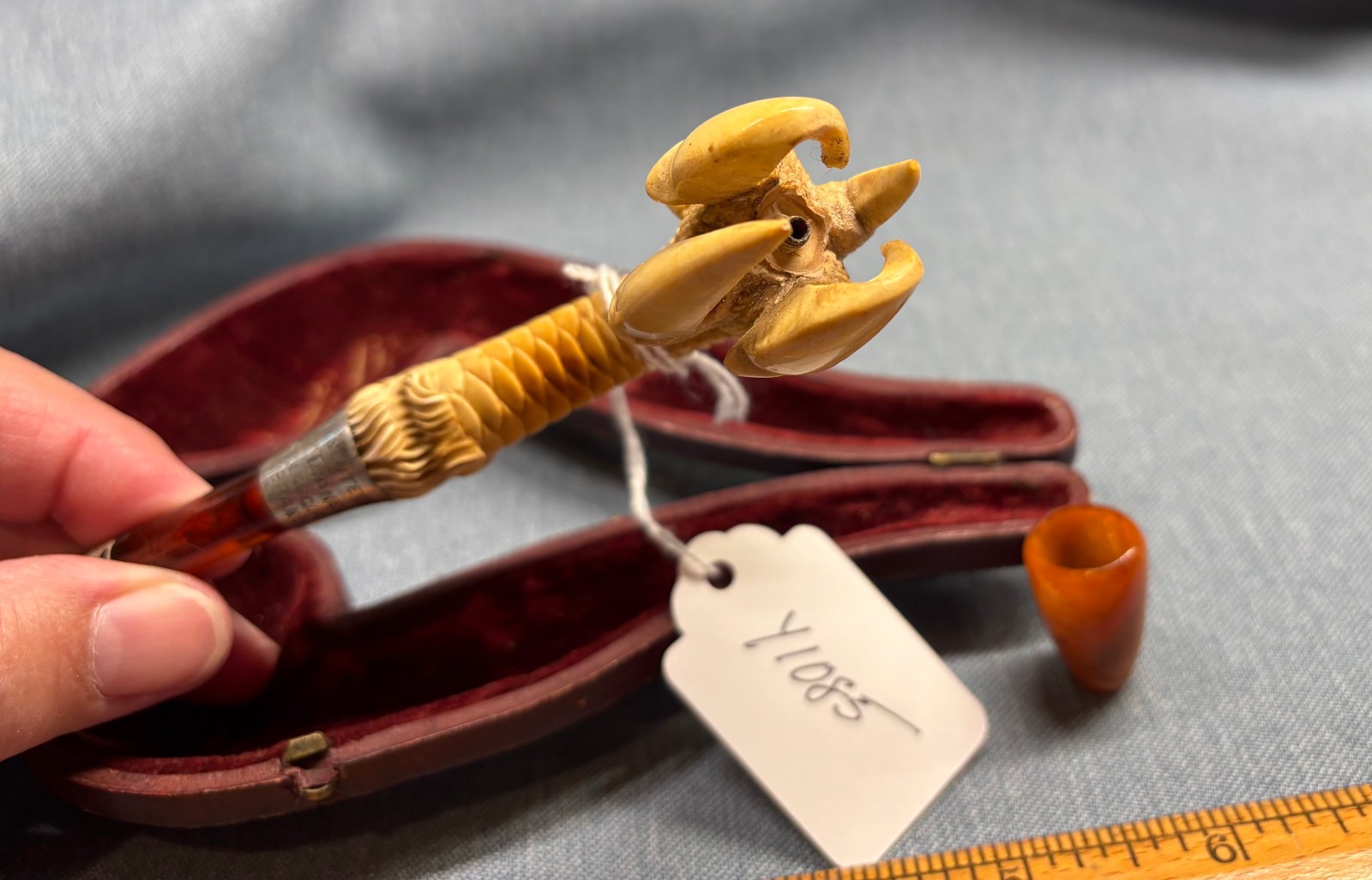 Antique presented carved meerschaum cheroot holder, bird claw with case (Y1085)