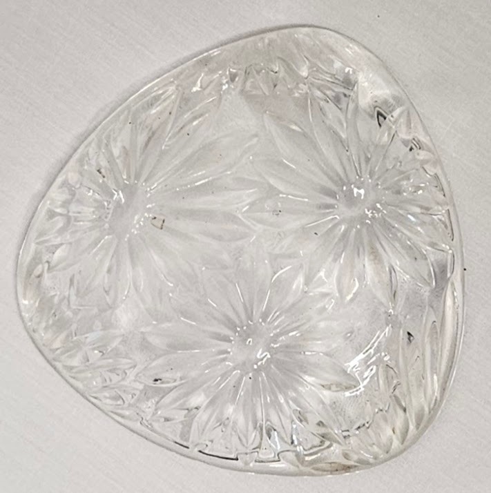 Vintage Daisy Flower Small Clear Glass Ashtray 4″ Pressed Glass Triangular