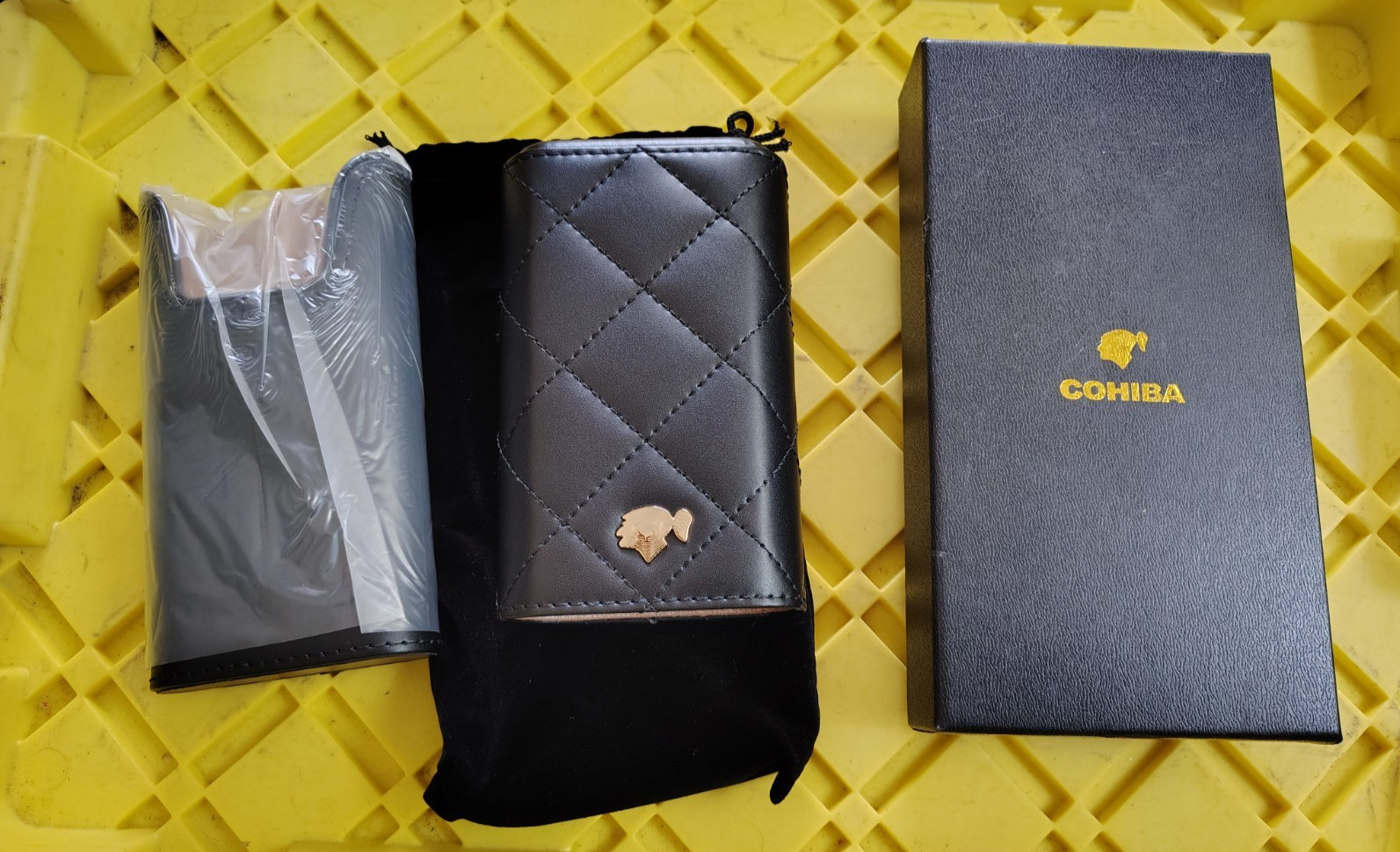 COHIBA LEATHER / CEDAR WOOD BLACK CIGAR BOX (HOLDS 3)