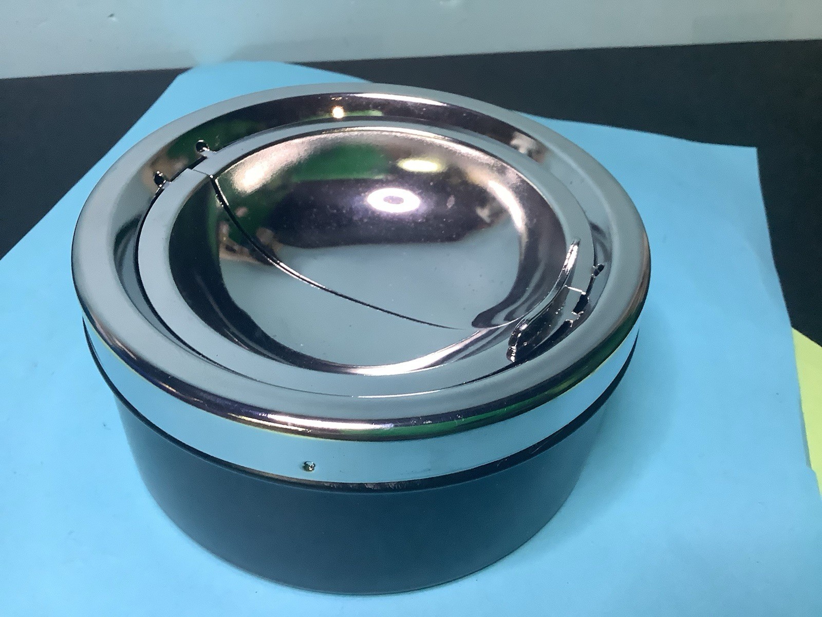 Black / Chrome Metal Ashtray with a Lid for Cigarettes, Outdoor/Indoor Windproof
