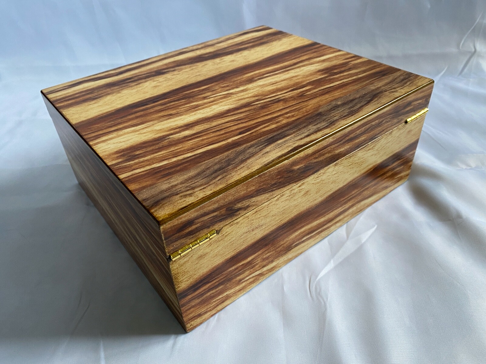 Quality Importers Burled Wood Finish Humidor – 25-50 count (Stock Unit B) – New