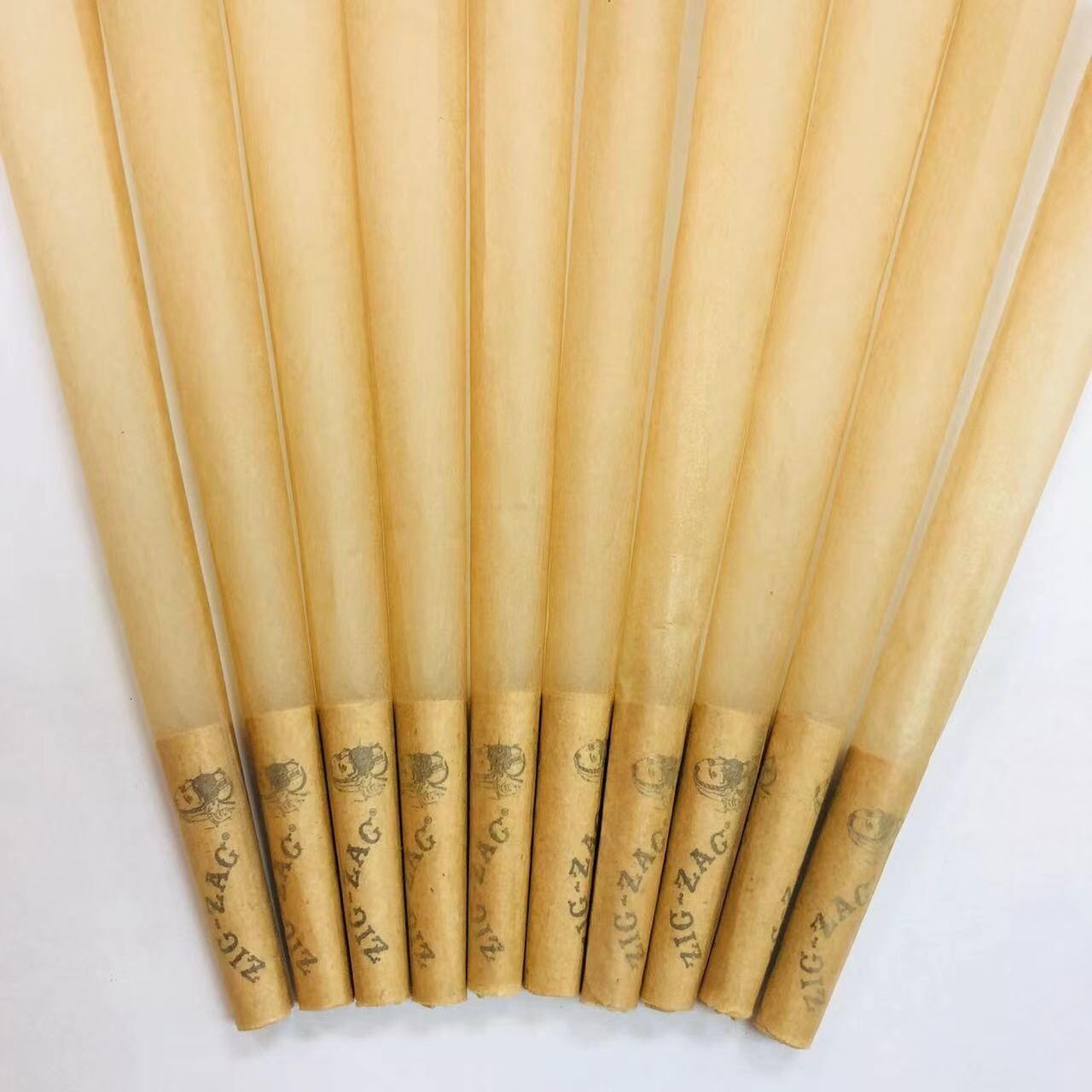 Zig-Zag® Unbleached Paper Cones King Size 200 Pack & Free Clipper Lighter US