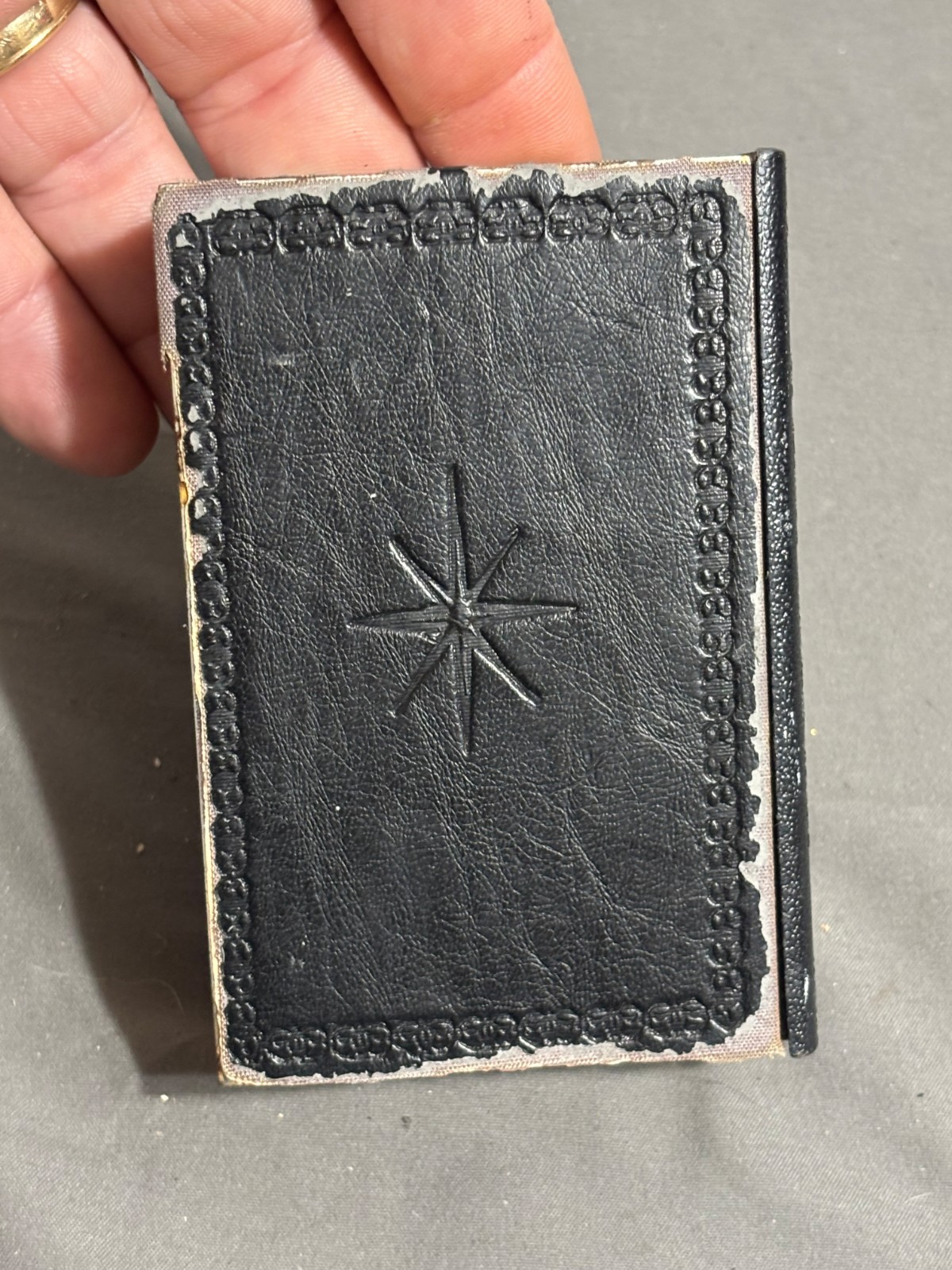 Vintage IM CORONA Smokers Hand Book HIDDEN LIGHTER Butane NO RETURNS NO RETURNS