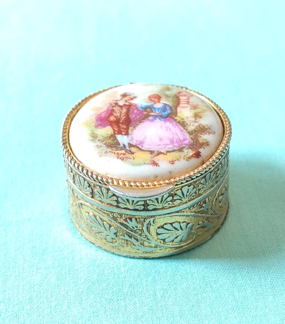 VTG Signed Italy Pill Snuff Box Cylinder Textured Gold Tn Painted Ceramic Lovers