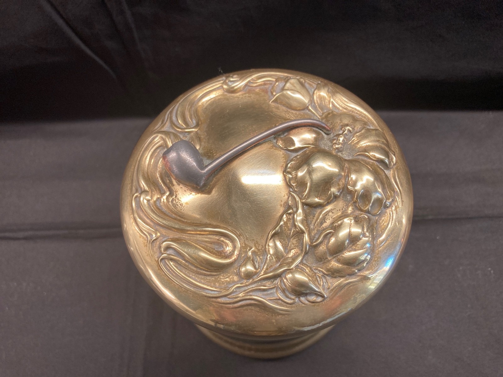 Antique brass pipe tobacco jar. Clean and freshly lined with wood. VG Antiq.