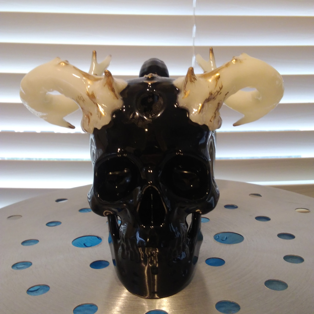 Skull Bong Bubbler – Glow in Dark Antlers – Deer King