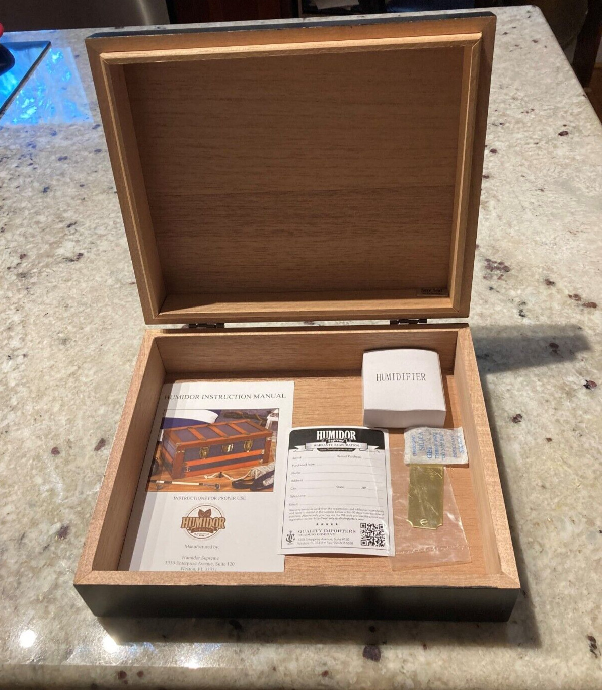 Humidor Supreme Wooden Datk Wood Cigar Box Cedar Lined W/ Humidor