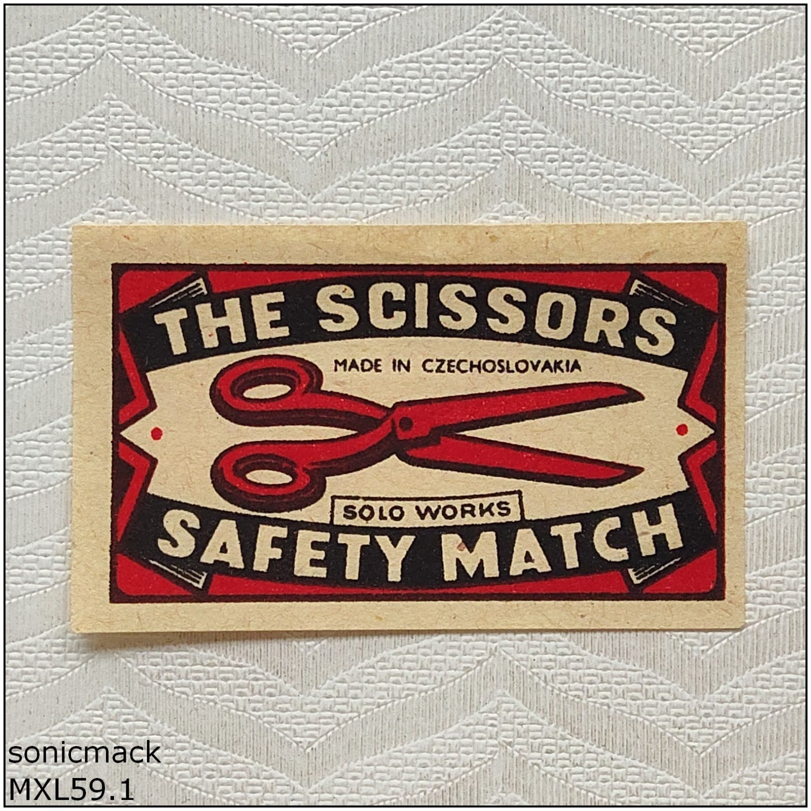 The Scissors Solo Czechoslovakia Matchbox Label (MXL59)