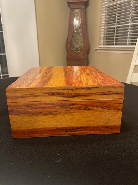 Humidor New Golden Mahogany Box 10.25×4.25×8.75″ 40 Cigar capacity