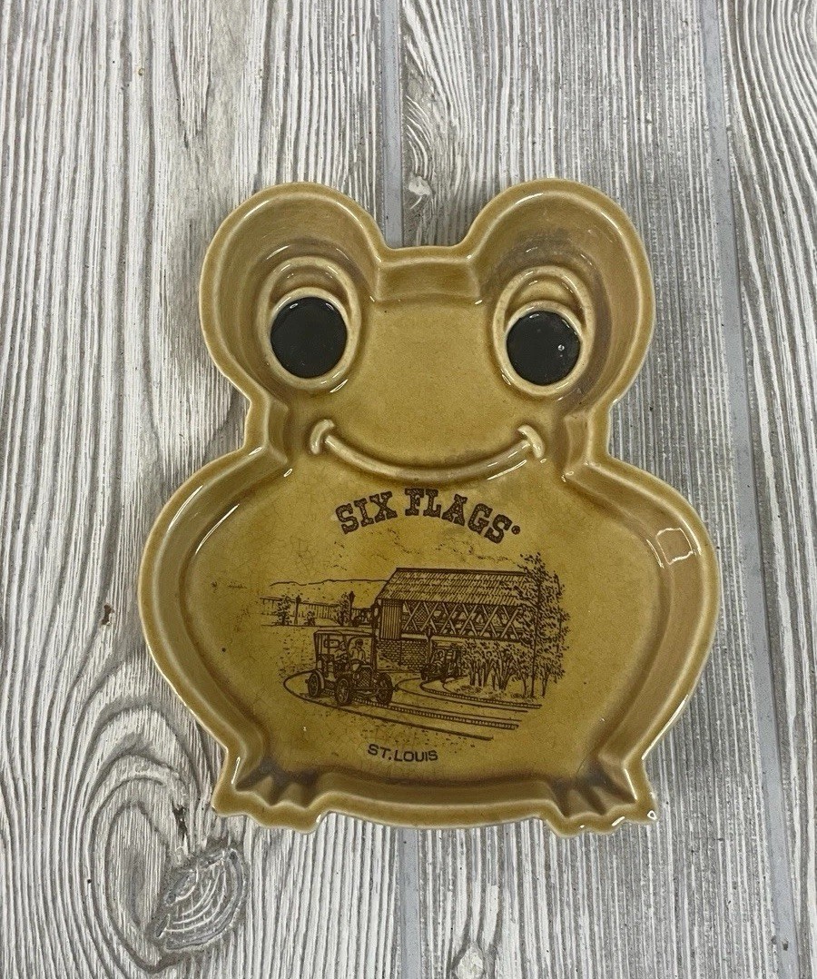 Six Flags Over St Louis Frog Ashtray Ceramic VTG 5″ Tall Brown Tobacco Smoker