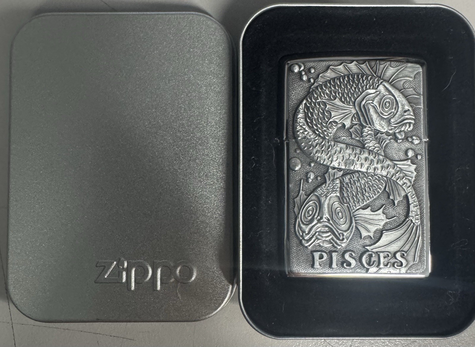 ZIPPO 1997 ZODIAC SERIES PISCES EMBLEM POLISHED CHROME LIGHTER SEALED N BOX D674