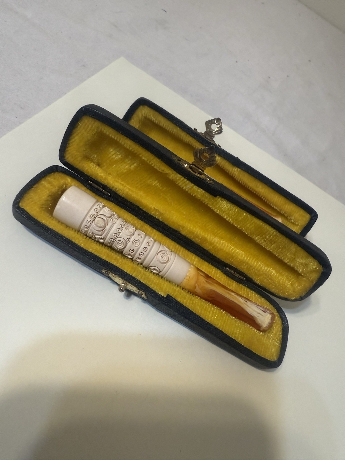 Set of 2 vintage smoking pipes in case in very good condition without brand
