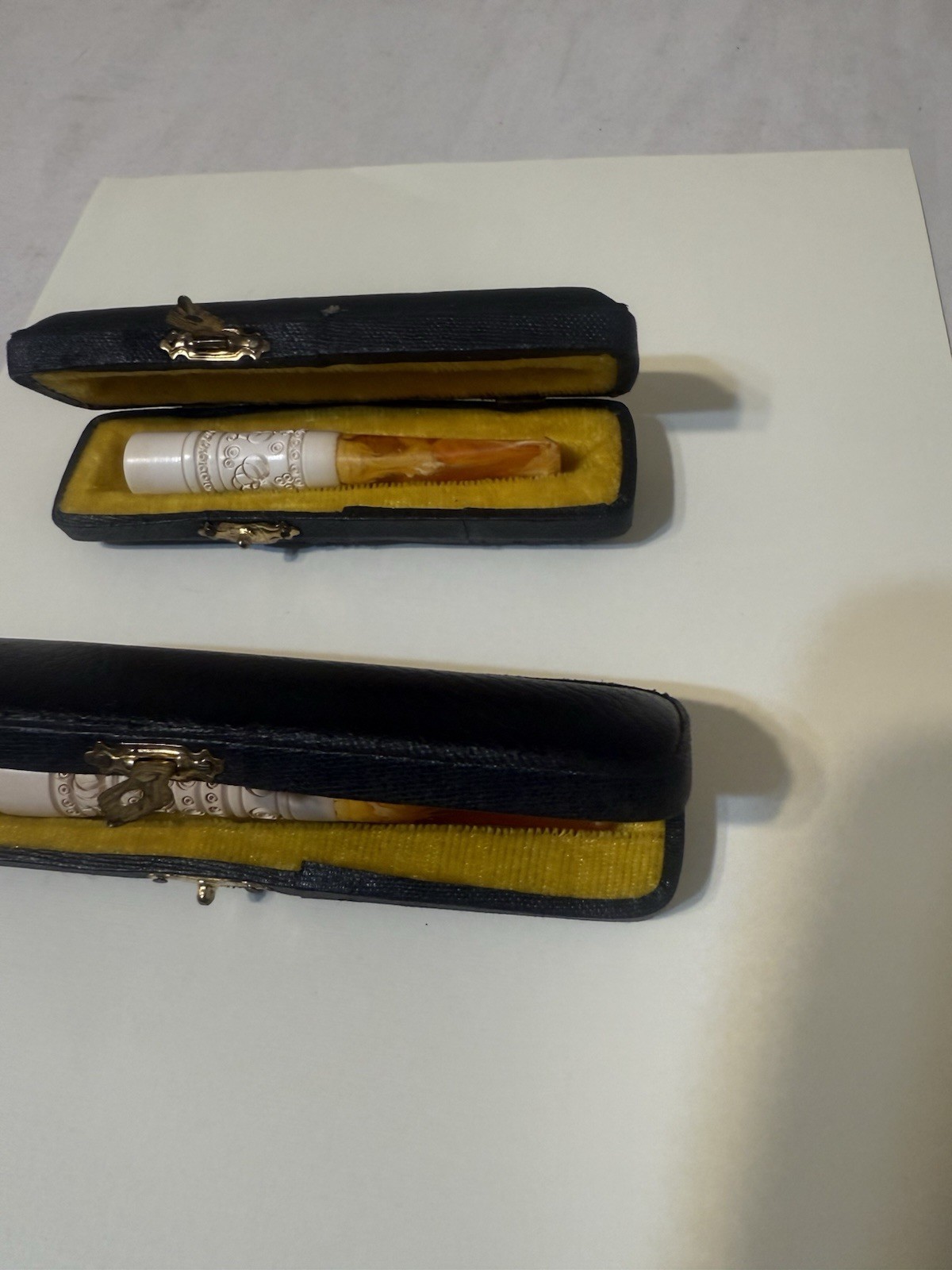 Set of 2 vintage smoking pipes in case in very good condition without brand