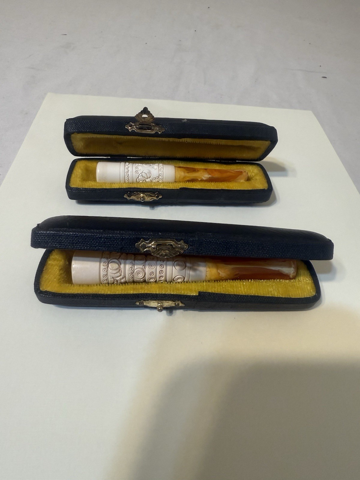 Set of 2 vintage smoking pipes in case in very good condition without brand