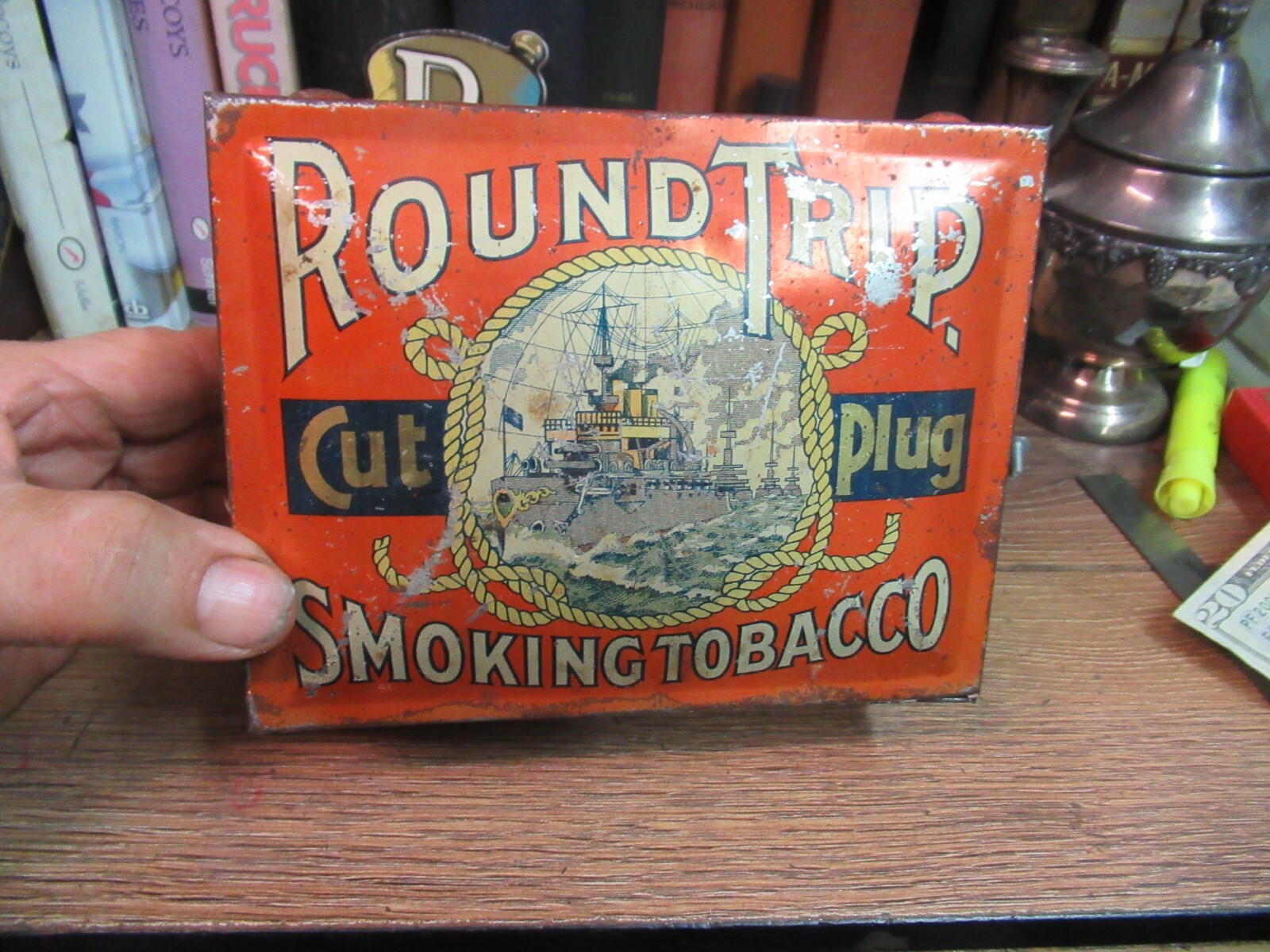 TOBACCO TIN ROUND TRIP CUT PLUG -LUNCH BOX ORIGINAL CAN EARLY EARLY 1900 antique