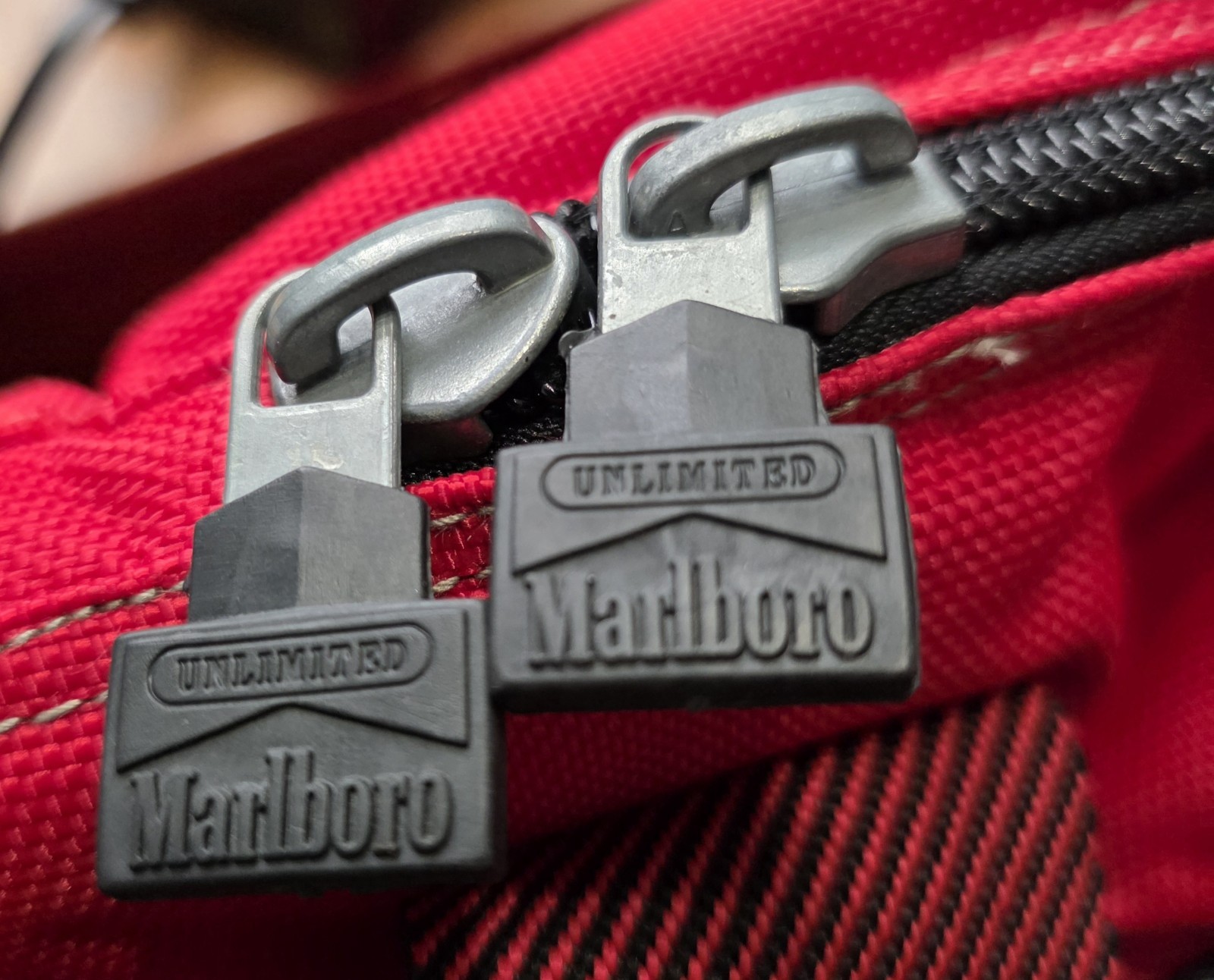 Marlboro Expandable Cooler Red With Shoulder Strap Excellent Condition #0279