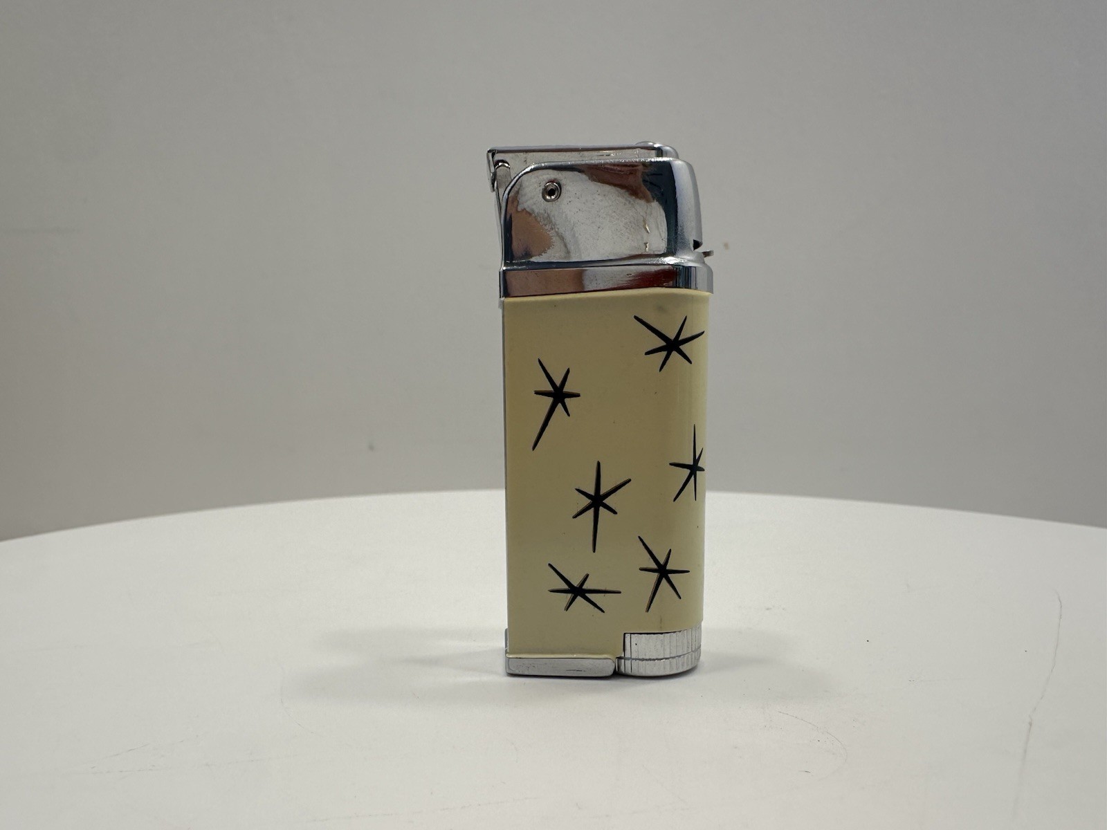 VINTAGE *NEW* 1960’s Manor Butane Lighter Cream w/Stars