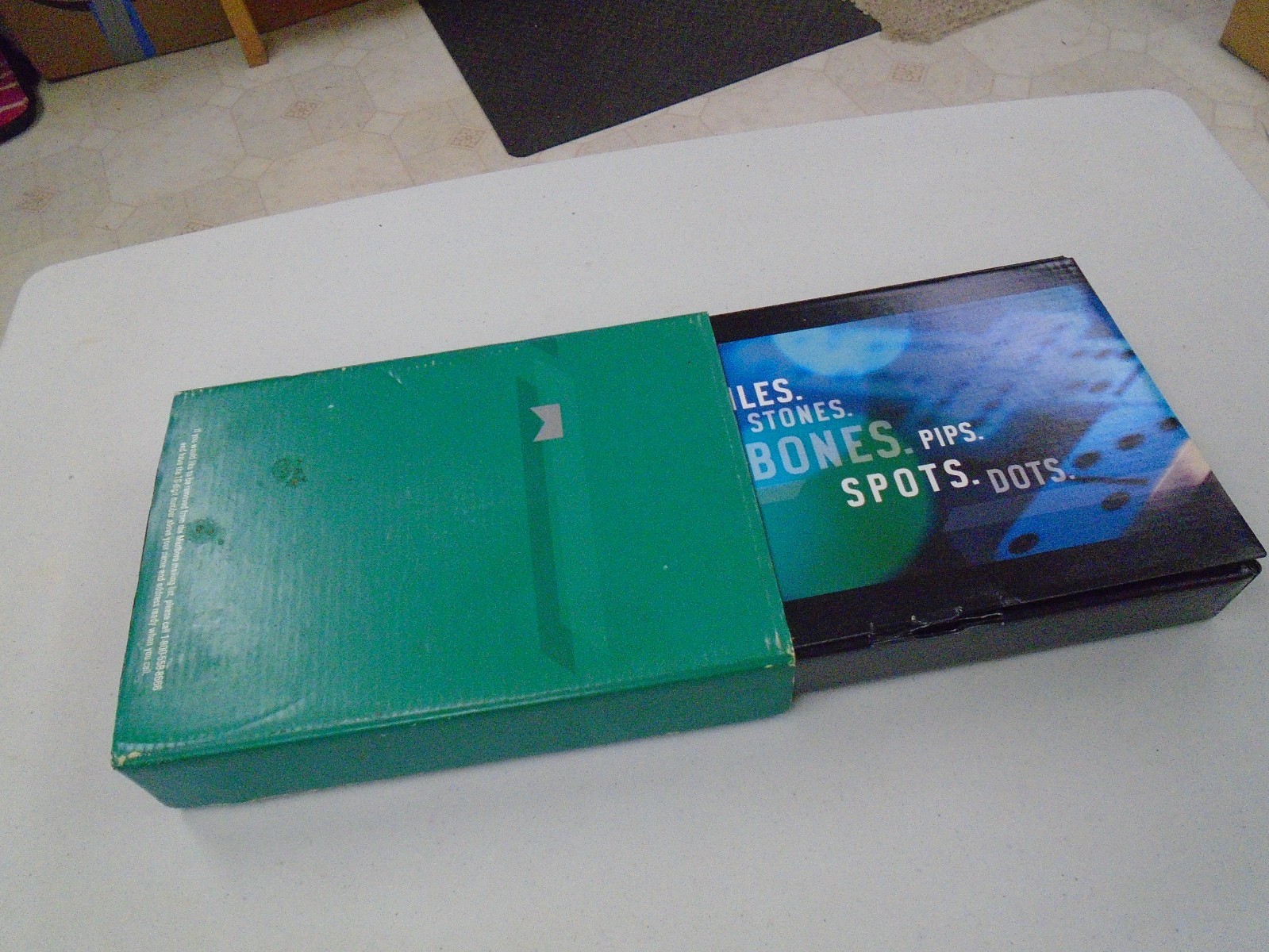 28 PIECE DOMINO SET MARLBORO MENTHOL BRANDED DOMINO BOX SLEEVE & INSTRUCTIONS