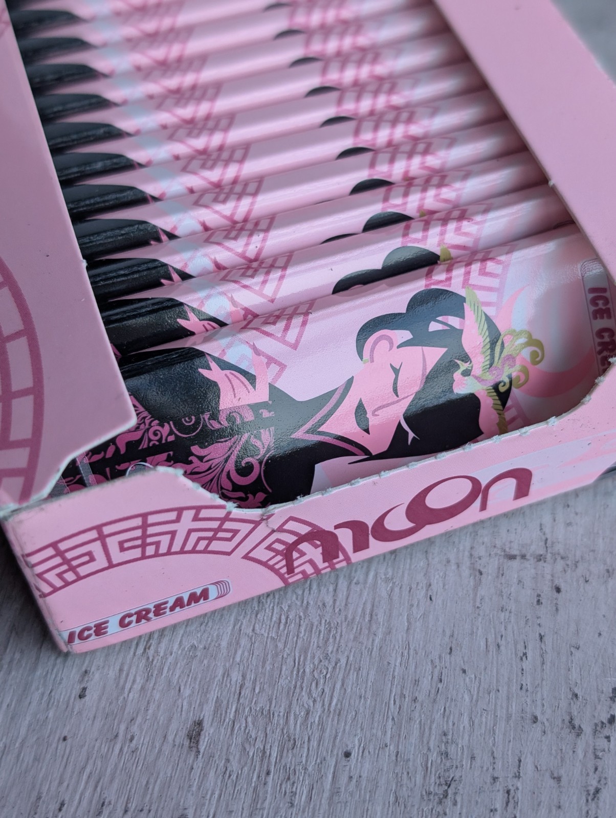 Moon Papers Smoking Flavored Paper Pink Ice Cream 1 1/4 1 Pack Pk