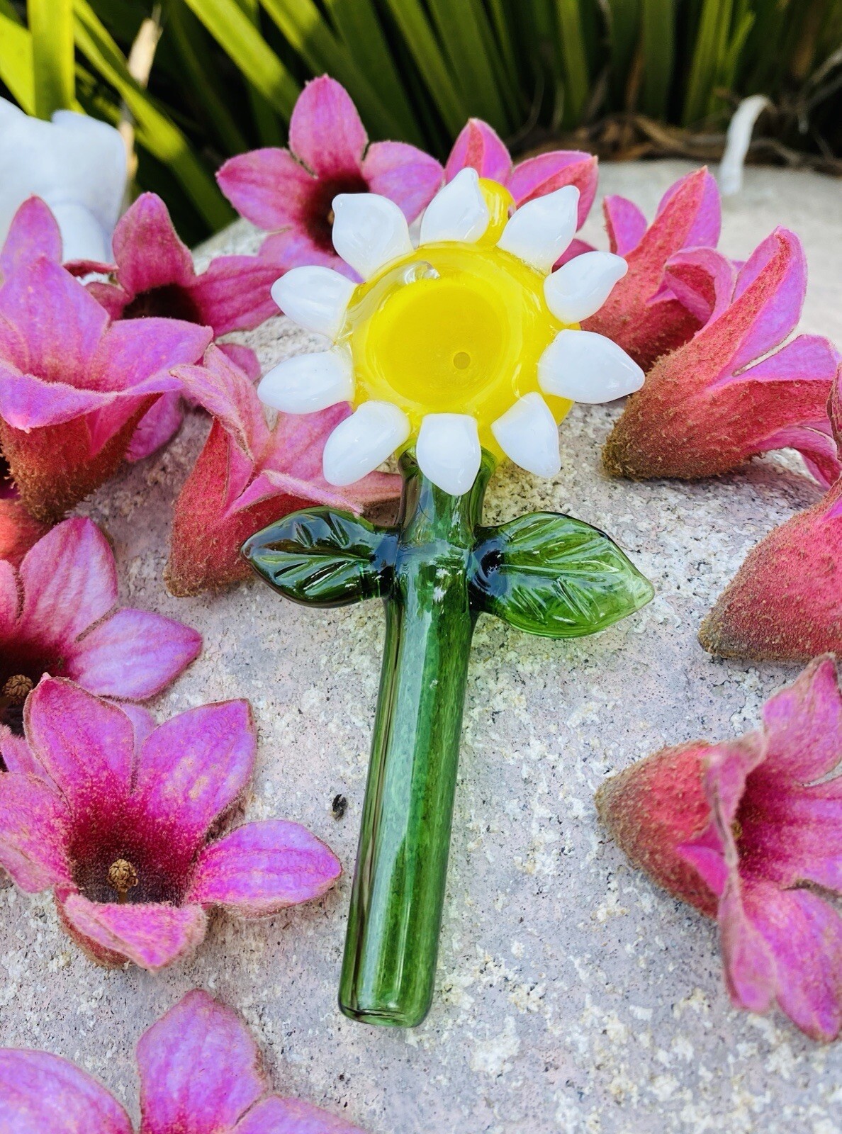 Daisy Flower Smoking Glass Pipe, Tobacco Glass Pipe (Handmade)