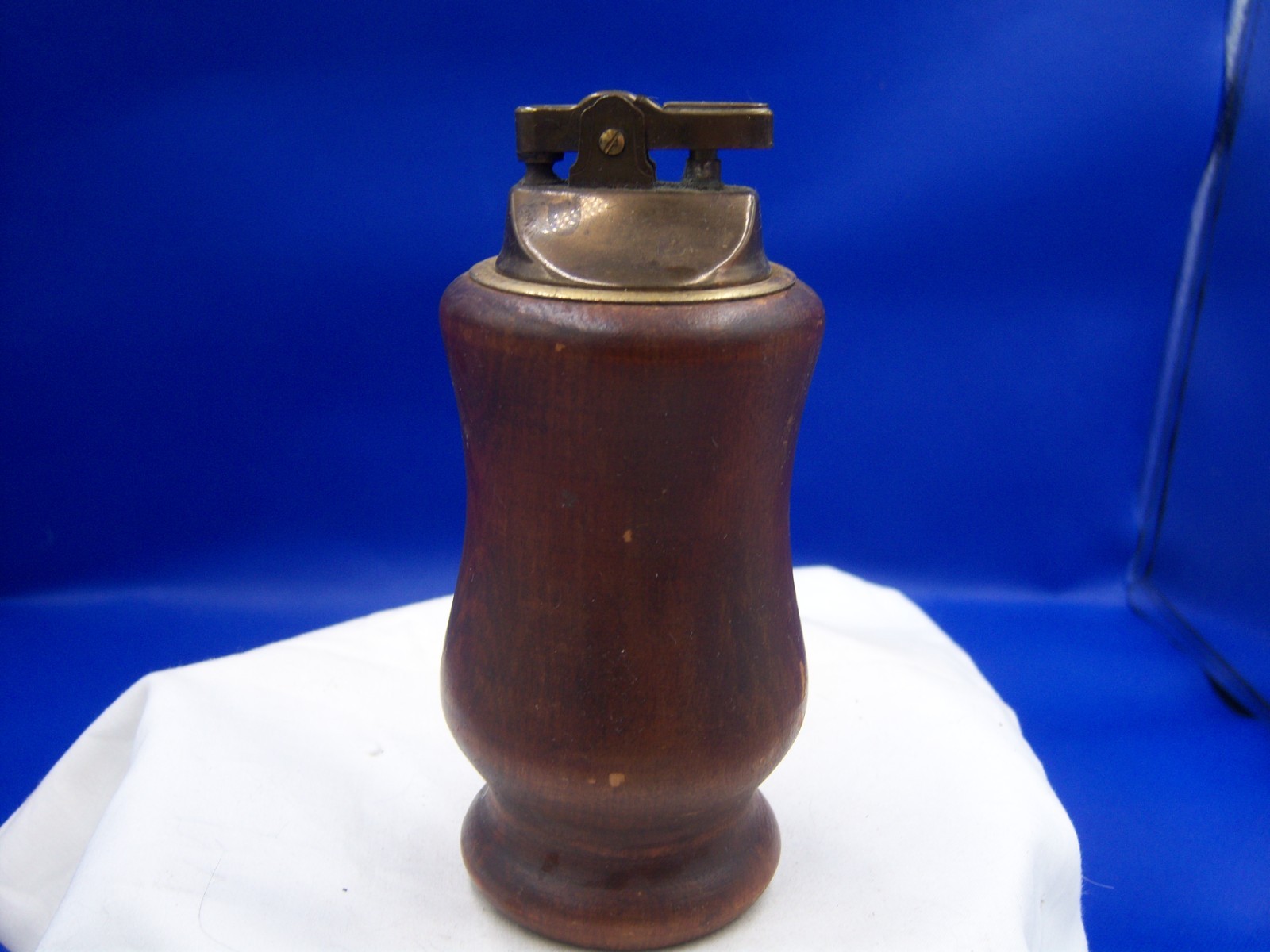 LT – 1960’s 5 1/8″ No Brand Wooden Tabletop Art Deco Cigarette Lighter