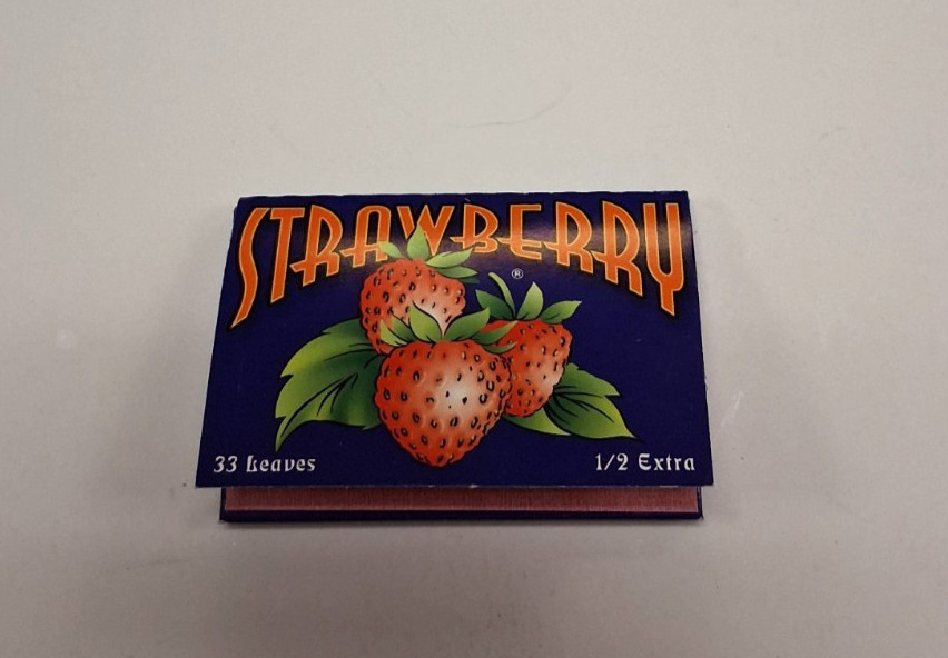 ONE PACK VINTAGE STRAWBERRY FLAVORED CIGARETT PAPERS SIZE 1 1/2 LEAVES 33