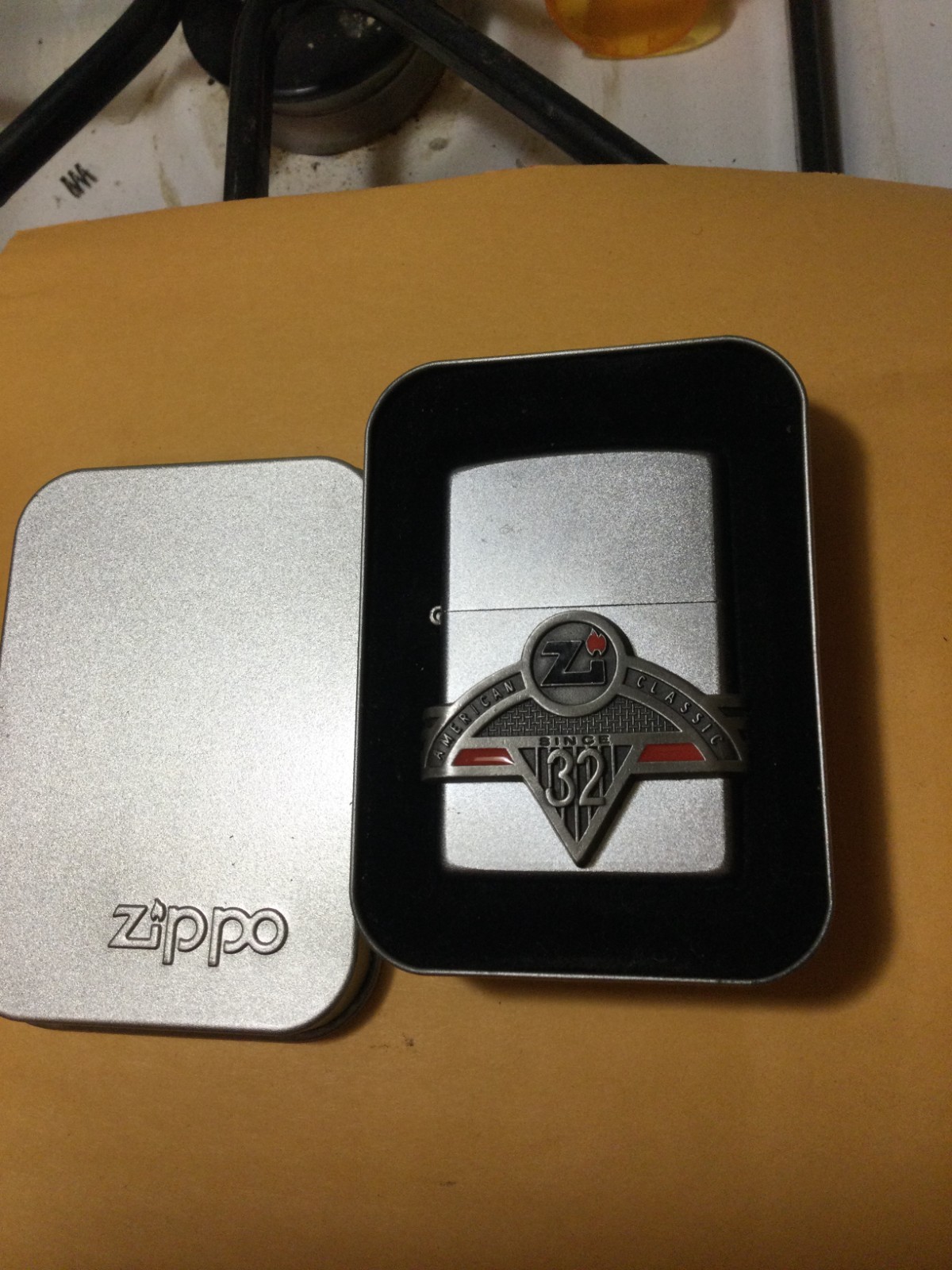 ZIPPO 2001 AMERICAN CLASSIC SINCE 32 PEWTER EMBLEM ON BRUSHED CHROME IN BOX