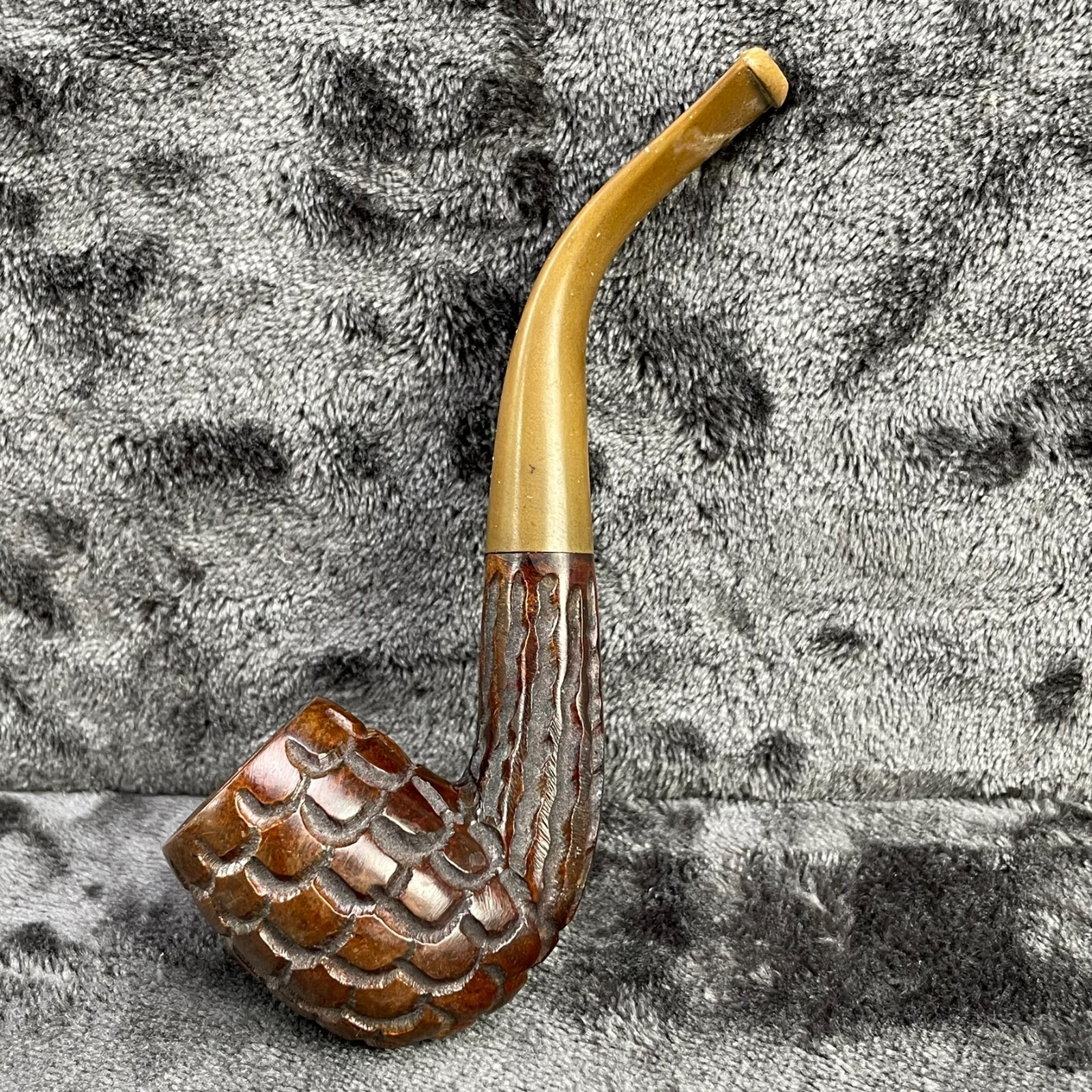 London Squire English Pipe Hand Carved Scale Pinecone Briar Wood