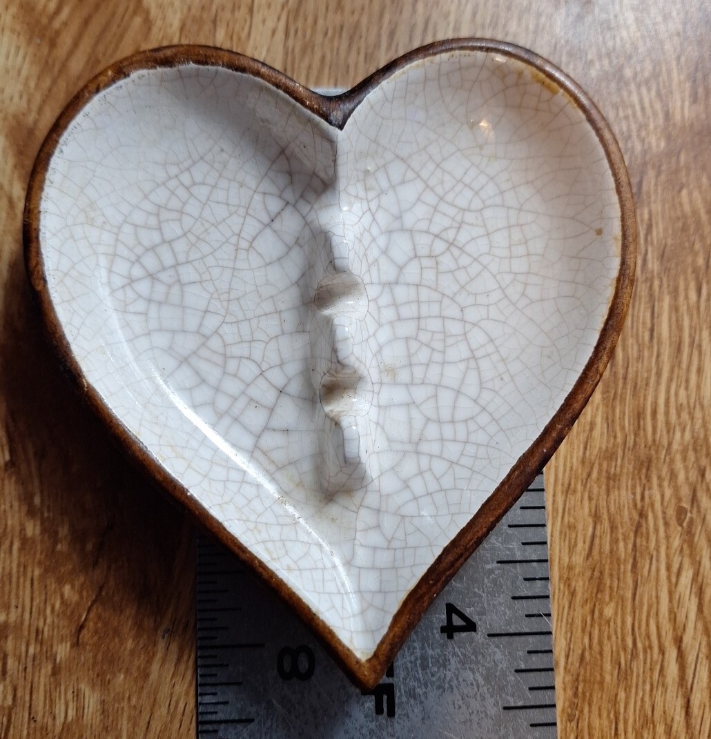 Vintage 1963 MCM Treasure Craft Small White Crackle Heart Ashtray Wood Pattern